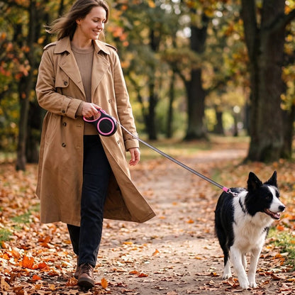 Femme promène son chien avec une Laisse pour Chien rose 