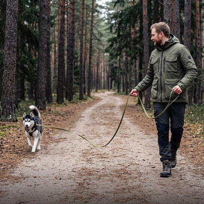 homme promène son chien avec une Longe pour Chien vert 