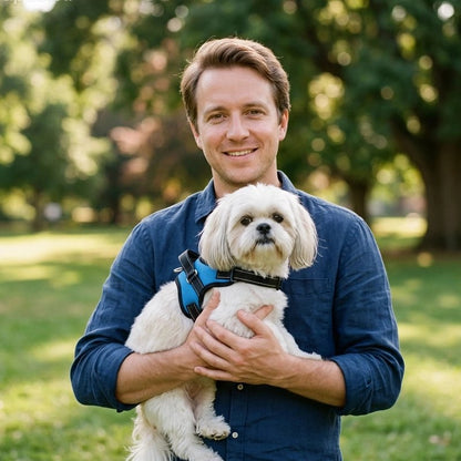 maitre tien son petit chien avec Harnais chien bleu 